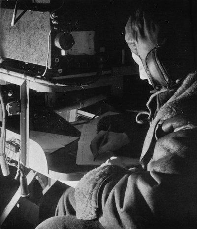 RAF Coastal Command radio-operator aan boord van zijn vliegtuig, c1940 1943 door Unbekannt