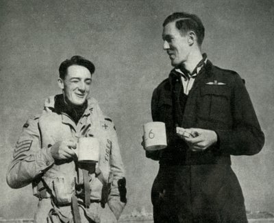 RAF-personeel geniet van een kopje thee, Malta, Tweede Wereldoorlog door Unbekannt