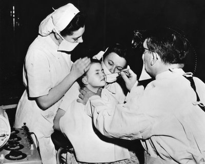 Radiumbehandeling om een neusinfectie te genezen, Frankrijk, c1947-1951 door Unbekannt