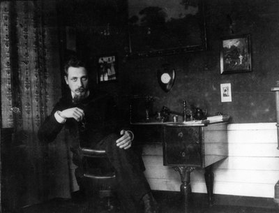 Rainer Maria Rilke in zijn studeerkamer, ca. 1905 door Unbekannt