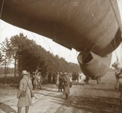 Ophijsen van een observatieballon, Somme, Noord-Frankrijk, 1916 door Unbekannt