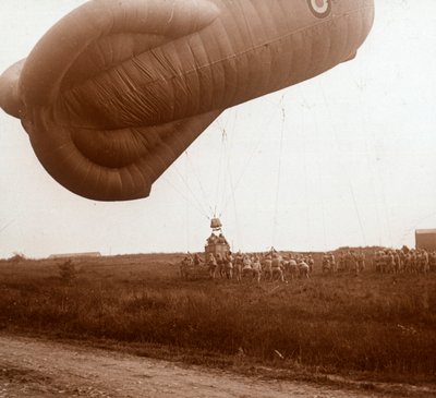 Ophijsen van een barrageballon met mand voor observatie, ca. 1914-ca. 1918 door Unbekannt