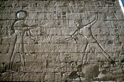 Ramses III slaat zijn vijanden voor Amun-Ra, Dodentempel, Medinat Habu, Egypte door Unbekannt