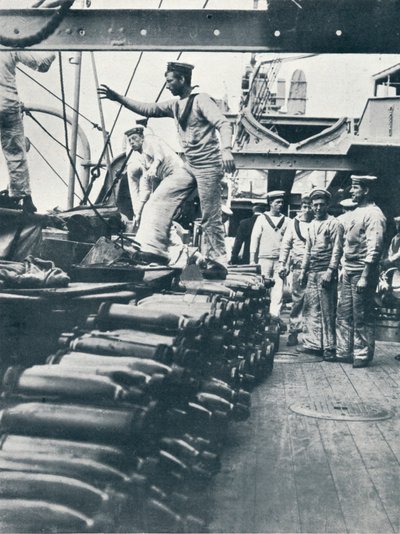 Ontvangst van granaten voor de scheepskanonnen op het dek van een slagschip door Unbekannt
