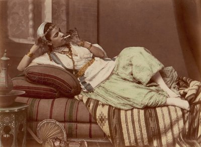 Liggende Vrouw die Rookt, 1870-1890 door Unbekannt