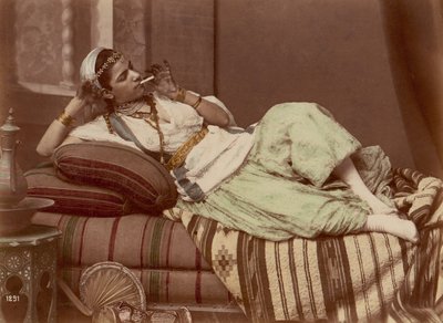 [Liggende Vrouw die Rookt], 1870-90 door Unbekannt