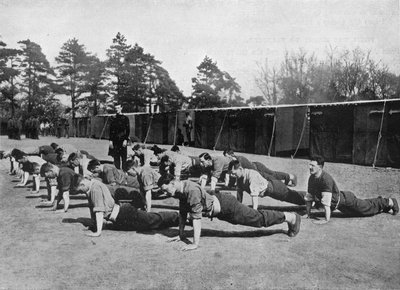 Rekruten van de Grenadier Guards bij fysieke training in Caterham door Unbekannt