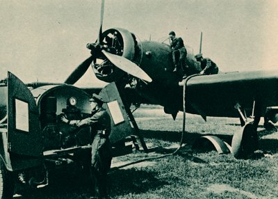 Bijtanken van een Wellesley Bomber, 1940 door Unbekannt