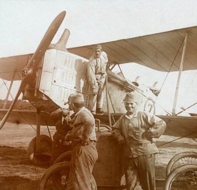 Bijtanken van een dubbeldekker, ca. 1914-1918 door Unbekannt