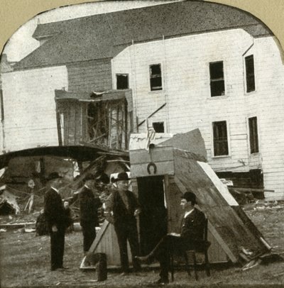 Vluchtelingenkamp, voormalige woning in puin op de achtergrond. Dit is aardbevingswerk, 1906 door Unbekannt