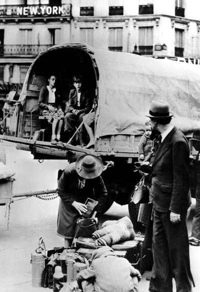 Terugkerende vluchtelingen, Parijs, juli 1940 door Unbekannt