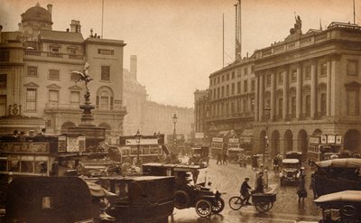 Regent Street, Londen, Engeland, gezien vanaf Piccadilly Circus, 1923-1938 door Unbekannt