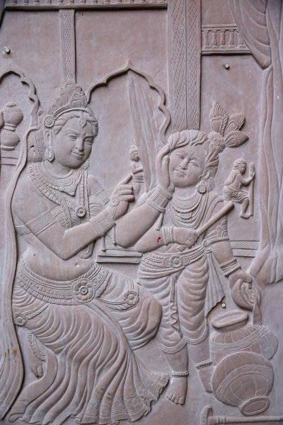 Reliëf die de hindoegod Krishna met zijn stiefmoeder Yashodha uitbeeldt, India door Unbekannt