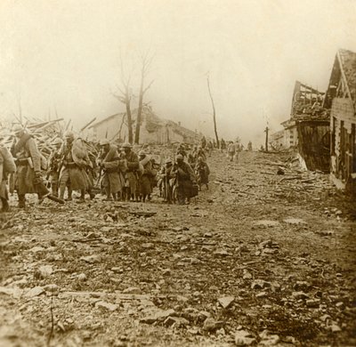 Relief infanterie bij de aanval op Douaumont, Noord-Frankrijk door Unbekannt