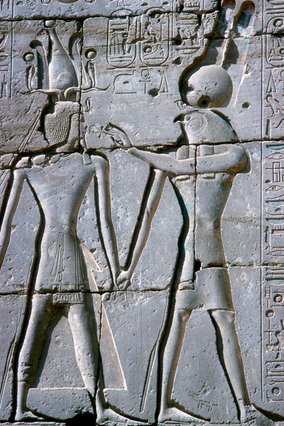 Reliëf van Amun-Ra die leven geeft aan Ramses II, Tempel van Ramses II, Luxor, Egypte, ca. 1250 v.Chr. door Unbekannt