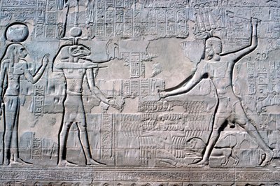 Reliëf van Farao voor Knum & Sekhmet, Tempel van Khnum, Ptolemaïsche & Romeinse Periodes door Unbekannt