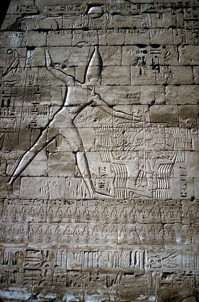 Reliëf van Ramses III die vijanden verslaat, Dodentempel van Ramses III, Medinat Habu, ca. 1200 v.Chr. door Unbekannt