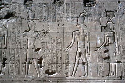 Reliëf van de farao voor Horus, Tempel van Horus, Edfu, Egypte, Ptolemaeïsche periode, ca. 251 v.Chr.-ca. 246 v.Chr. door Unbekannt