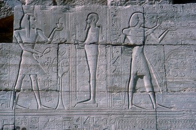 Reliëf toont Ramses II voor Ptah, Het Ramesseum, Tempel van Ramses II, Luxor, Egypte, ca. 1250 v.Chr. door Unbekannt