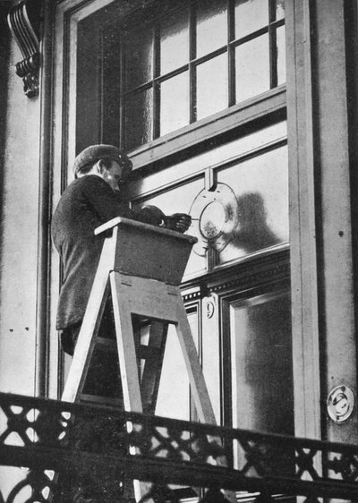 Verwijderen van Duitse emblemen van de Duitse Ambassade, Carlton House Terrace, Londen, 1914 door Unbekannt