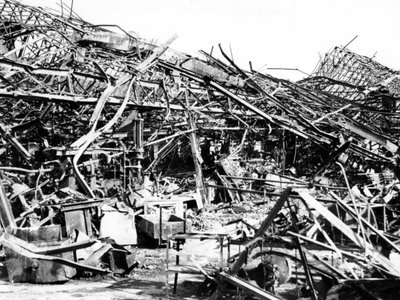 Renault-fabriek vernietigd door geallieerde bombardementen, Sevres, nabij Parijs, 1940-1944 door Unbekannt
