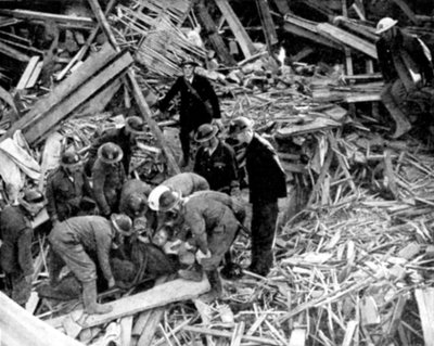 Reddingswerkers bevrijden een man uit een door bommen beschadigd gebouw, Tweede Wereldoorlog, 1940 door Unbekannt