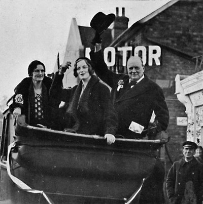 Teruggekeerd voor Epping Mevrouw Churchill en dochter Diana delen geluk en overwinning, 1931, 1945 door Unbekannt