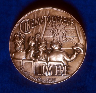 Keerzijde van medaille ter herdenking van 50 jaar cinematografie door de gebroeders Lumière door Unbekannt