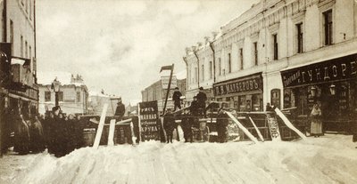 Revolutionaire barricades op Seleznevskaya Street, Moskou, tijdens de opstand door Unbekannt