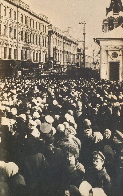 Revolutionaire menigten op de Tverskaya, Moskou, Rusland, c1905-c1917 door Unbekannt