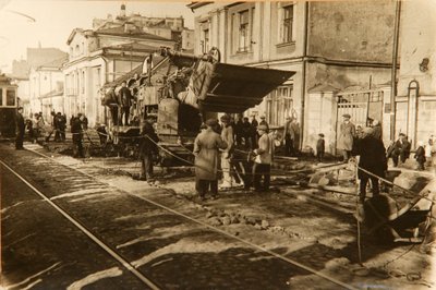 Wegwerkzaamheden in Tverskaya Street, Moskou, USSR, jaren 1920 door Unbekannt