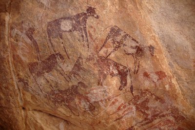 Rotstekeningen, Prehistorie: Schildering van een groep vee en figuren in een versierd onderkomen, in het Uweinat massief, Soedan door Unbekannt