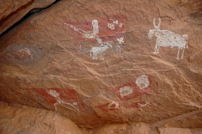 Rotstekeningen, Prehistorie: Schildering van een groep vee en schapen in een versierd onderkomen, in het Uweinat massief, Soedan door Unbekannt
