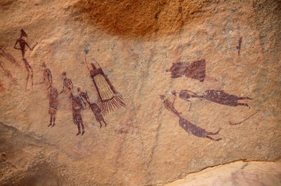 Rotstekeningen, Prehistorie: Schildering van een groep figuren en 