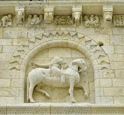 Romaans kunst: detail van de gevel die Hugues de Surgeres en Geoffroy de Vendome of keizer Constantijn de Grote afbeeldt, wiens paard de ketterij vertrapt en Christus triomfeert over het kwaad en de dood, Notre Dame de Surgeres door Unbekannt