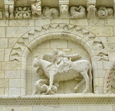 Romaans kunst: detail van de gevel die Hugues de Surgeres en Geoffroy de Vendome of keizer Constantijn de Grote afbeeldt, wiens paard de ketterij vertrapt en Christus triomfeert over het kwaad en de dood, Notre Dame de Surgeres door Unbekannt