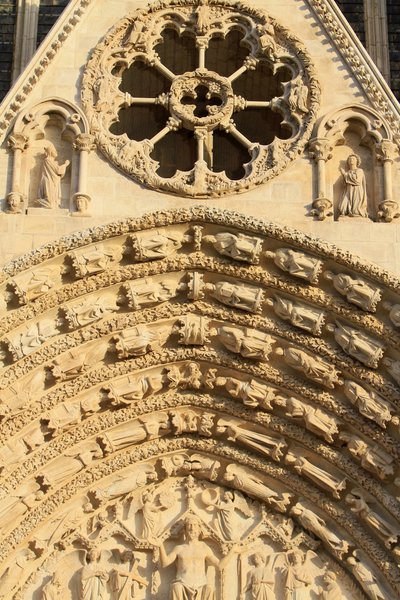 Roosvenster. Tympaan van het westelijke centrale portaal. Sint-Stefanuskathedraal. door Unbekannt