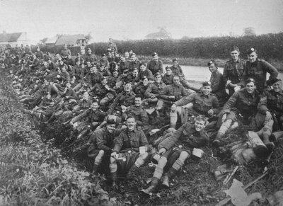 Rekruten van het Koninklijk Medisch Korps nemen een maaltijd in de open lucht door Unbekannt