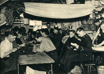 Royal Marines op hun Messdek aan Boord van een Schip, Tweede Wereldoorlog door Unbekannt