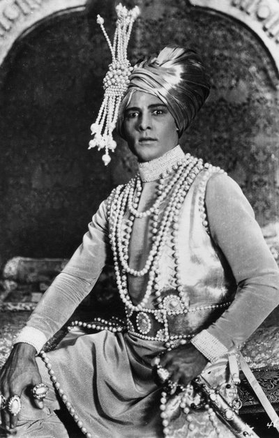 Rudolph Valentino 1895-1926 in De jonge radja, 1922 door Unbekannt