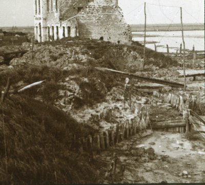 Vervallen gebouw en loopgraven langs de kust door Unbekannt