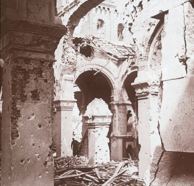 Verwoeste kerk, Albert, Noord-Frankrijk, c1914-c1918 door Unbekannt