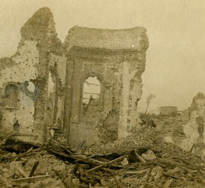 Verwoeste kerk, Combles, Noord-Frankrijk, ca. 1914-ca. 1918 door Unbekannt