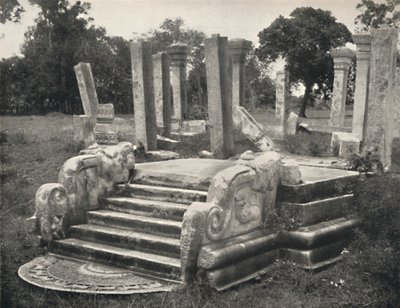 Ruïnes van een zuilenhal, ervoor trap met maansteen s. Tafel 79, Anuradhapura, 1926 door Unbekannt