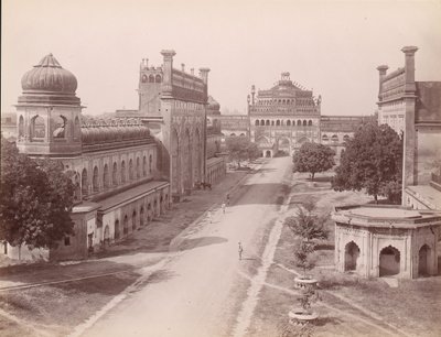 Rumi Darwaza en poort van de Bara Imambara links met 
