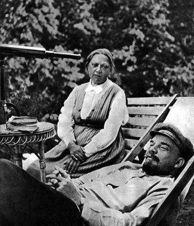 Russische Bolsjewistische leider Vladimir Lenin en Nadezhda Krupskaya, Gorki, USSR, 1922 door Unbekannt