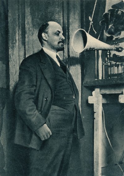 Russische Bolsjewistische leider Vladimir Lenin bij een radio-opname in het Kremlin, Moskou, Rusland, 1919 door Unbekannt