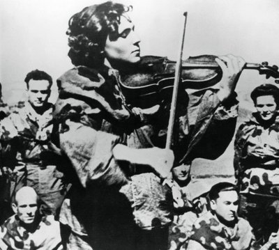 Russische legerverpleegster speelt viool, Oostfront, 1944 door Unbekannt
