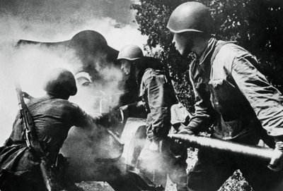 Russische artillerie in actie, Oostfront, 1943 door Unbekannt