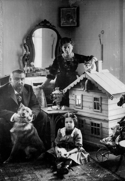 Russische auteur Alexander Kuprin thuis met zijn familie, Gatchina, Rusland, begin 20e eeuw door Unbekannt